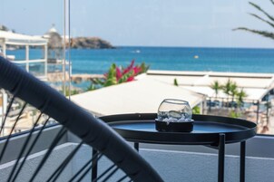 Suite junior, balcón, vistas al mar | Interior