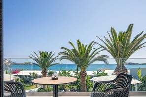 Suite, balcón, vistas al jardín | Restaurante al aire libre