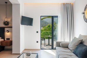 Junior Suite, Balcony, Garden View | Living area