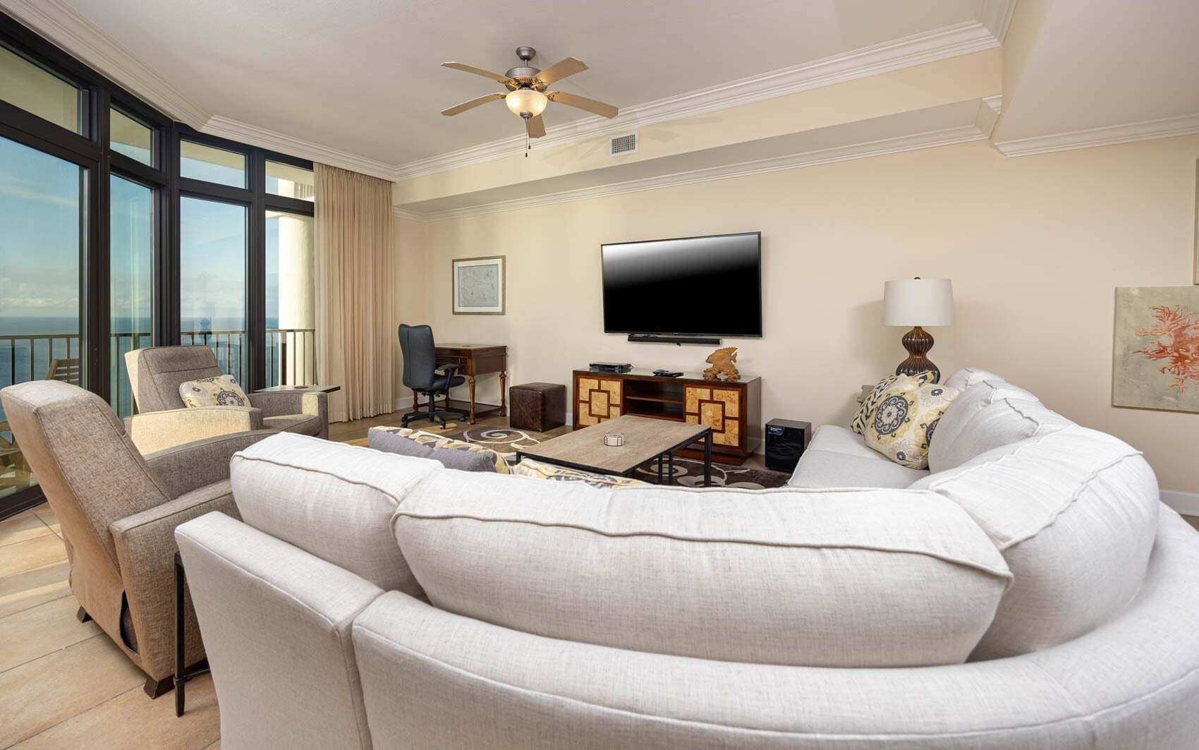 Condo, 3 quartos | Área de estar