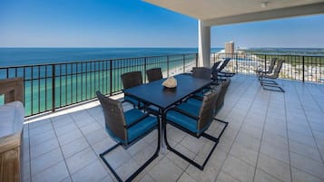 Kondominium, 4 kamar tidur | Tempat makan outdoor