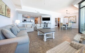 Condo, 3 chambres | Aire de séjour
