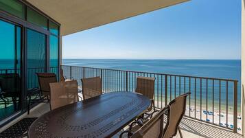 Apartamento, 3 habitaciones | Restaurante al aire libre