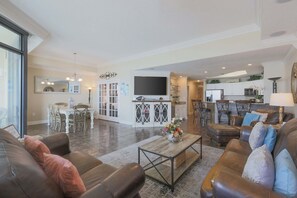 Condo, 3 quartos | Área de estar