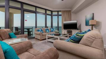 Condo, 3 Bedrooms | Living area