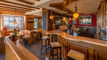 Apartment | Bar (on property)