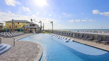 Una piscina techada, una piscina al aire libre