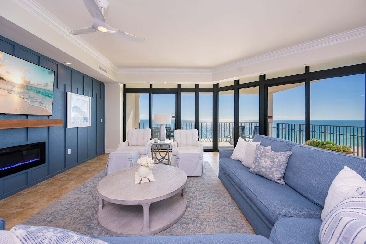 Condo, 4 Bedrooms | Living area