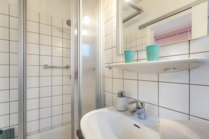 Dusj, hårføner og håndklær