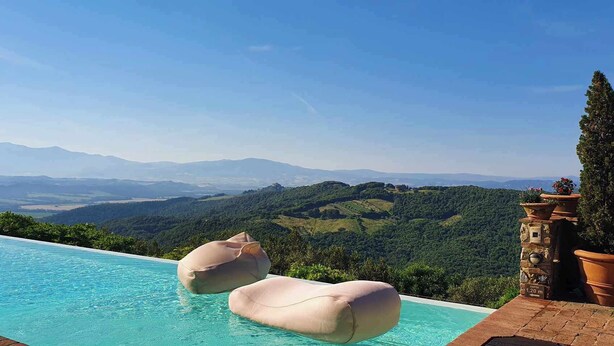An infinity pool with a view of a mountainous landscape. - Poggio alla Rocca (Civitella Paganico)