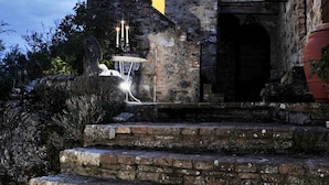 A stone building with a staircase leading to an arched entrance. - Poggio alla Rocca (Civitella Paganico)