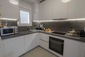Réfrigérateur, micro-ondes, plaque de cuisson, lave-vaisselle
