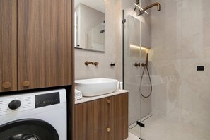 Shower, hair dryer, towels, shampoo - Air-conditioned Studio with Balcony | Close to Main Station (Kraków)