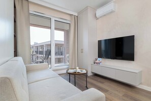 TV, offices - Air-conditioned Studio with Balcony | Close to Main Station (Kraków)