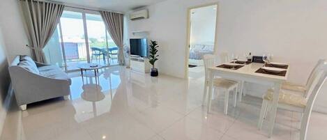 Condo, 1 Bedroom, Accessible, Balcony | Living area