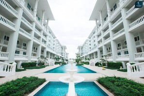 Pool - 1 Bedroom Beachside Condo in Cha-am (Cha-am)
