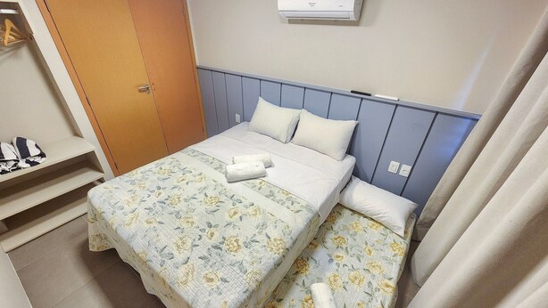 A hotel room with a bed, a wardrobe, and an air conditioning unit. - Bangalo no Carneiros Atlantico by CTA (Tamandaré)