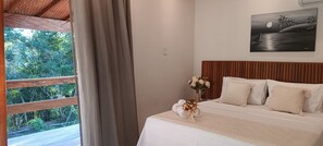 Chalé luxo, vista para o jardim | Escrivaninha, cortinas blackout, Wi-Fi de cortesia, roupa de cama