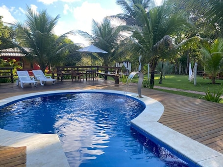 Outdoor pool, open 8:00 AM to 10:00 PM, pool loungers. chales paraiso do arraial