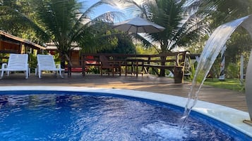 Außenpool, geöffnet von 08:00 Uhr bis 22:00 Uhr, Liegestühle