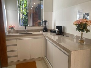 Chalé conforto, 1 quarto, vista para o jardim | Café e/ou cafeteira