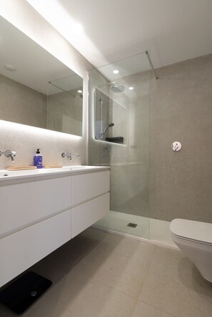 Douche, sèche-cheveux, serviettes fournies