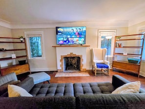 Living area - The Seattle Scenes House: 5-Suite Boutique Home near Light Rail (Seattle)