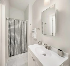 Bathroom - The Seattle Scenes House: 5-Suite Boutique Home near Light Rail (Seattle)