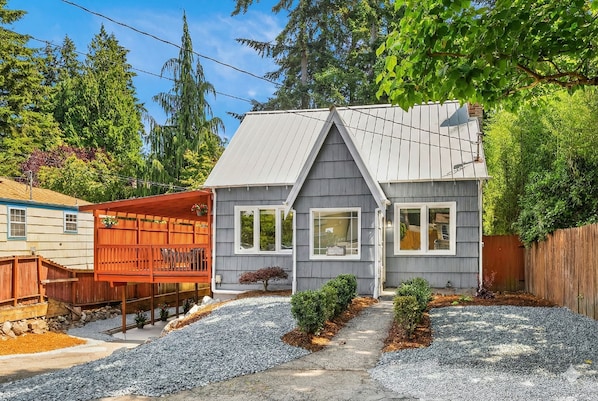 Exterior - The Seattle Scenes House: 5-Suite Boutique Home near Light Rail (Seattle)