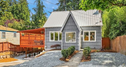The Seattle Scenes House: 5-Suite Boutique Home near Light Rail