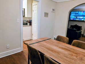 Dining - The Seattle Scenes House: 5-Suite Boutique Home near Light Rail (Seattle)