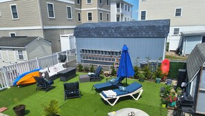 A backyard with artificial grass, outdoor furniture, a barbecue grill, and a pool. - Cozy 1 bed/1 bath two blocks from beach and boards (North Wildwood)