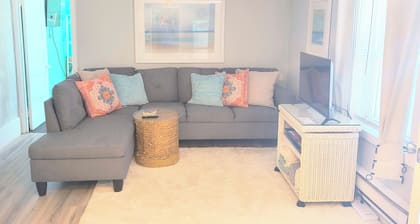 Cozy 1 bed/1 bath two blocks from beach and boards