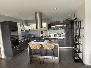 Private kitchen - Villa Spa au coeur des vignes, piscine, sauna, jacuzzi, salle de sport et jardin (Tarnès)