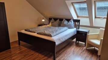 Apartamento, 2 habitaciones, balcón, vistas al patio