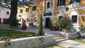 Familienzimmer, Mehrere Betten, eigenes Bad | Außenbereich