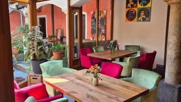 Familienzimmer, Mehrere Betten, eigenes Bad | Speisen im Freien