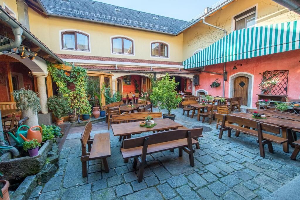 Familienzimmer, Mehrere Betten, eigenes Bad | Speisen im Freien