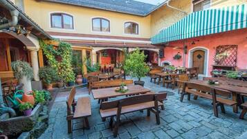 Familienzimmer, Mehrere Betten, eigenes Bad | Speisen im Freien