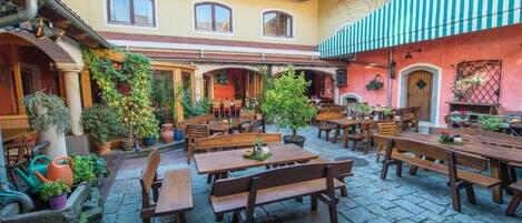 Familjerum - flera sängar - privat badrum | Restaurang utomhus