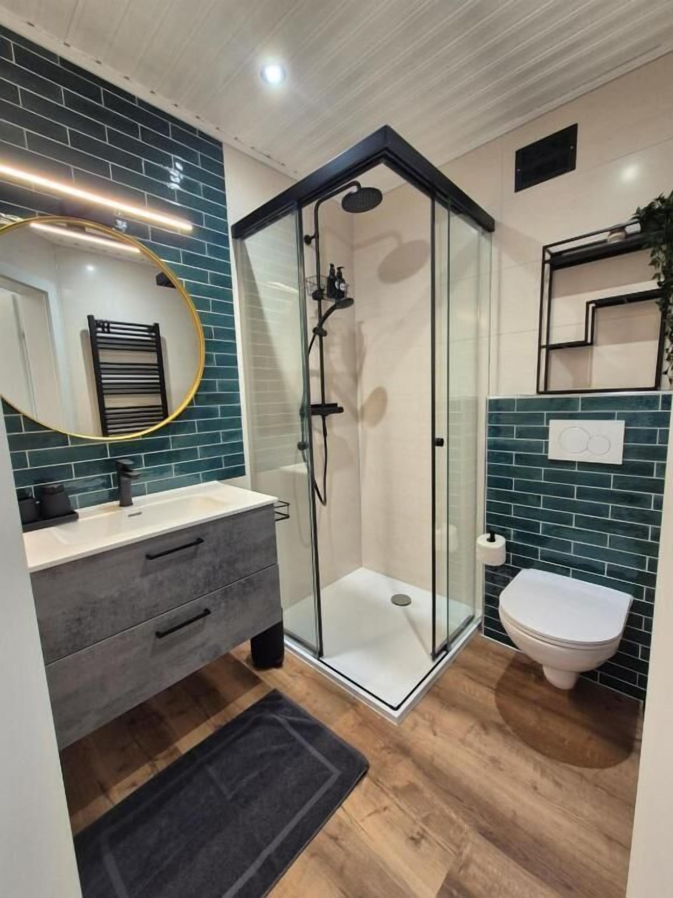 Familienzimmer, Mehrere Betten, eigenes Bad | Badezimmer | Haartrockner, Handtücher, Seife, Shampoo