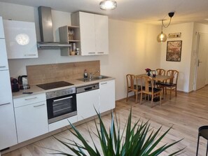 Appartement, 2 grands lits, balcon | Cuisine privée | Réfrigérateur dans l'espace commun, micro-ondes dans l'espace commun