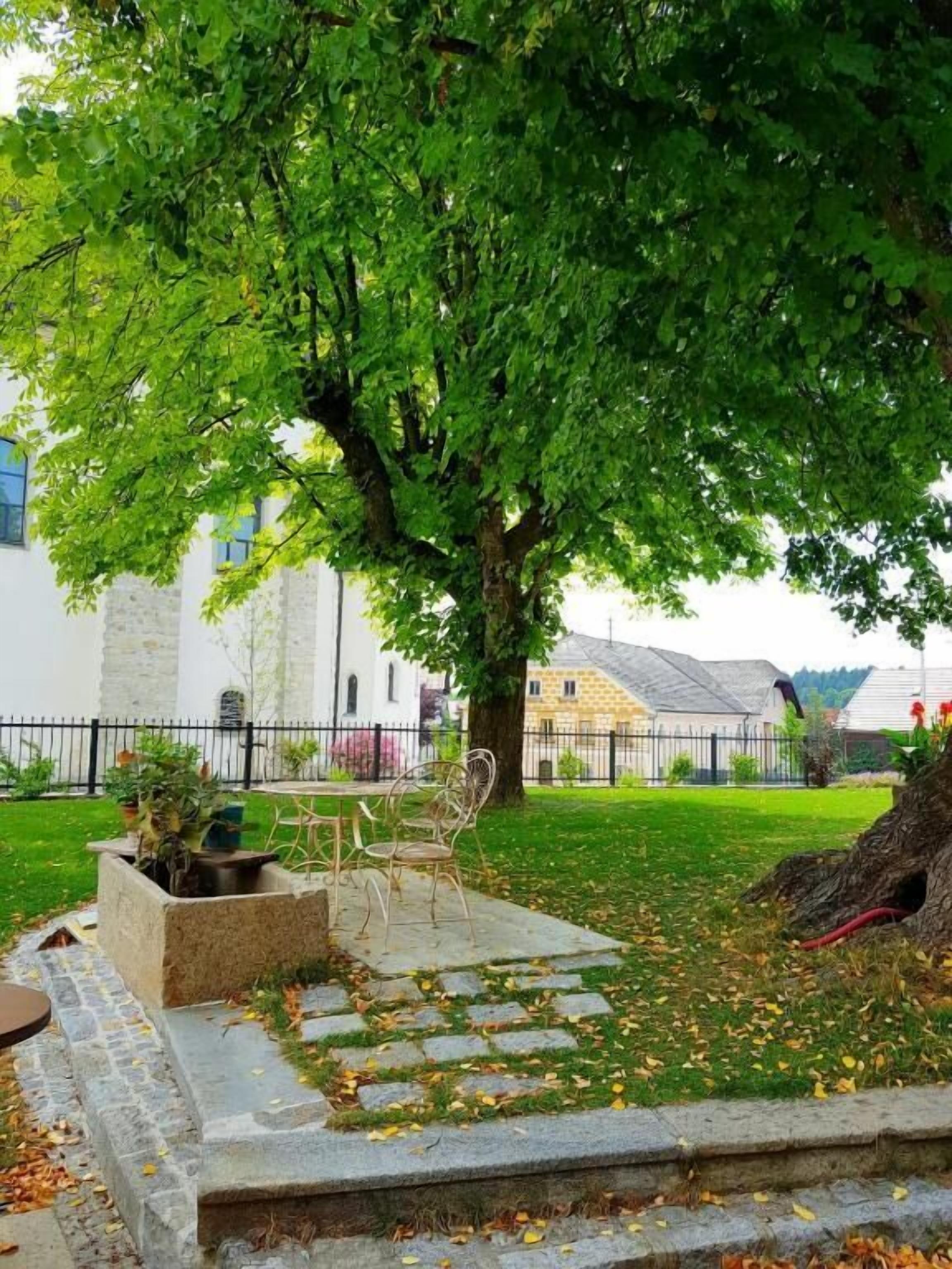 Familienzimmer, Mehrere Betten, eigenes Bad | Terrasse/Patio