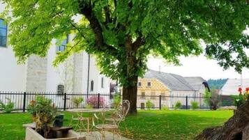 Familienzimmer, Mehrere Betten, eigenes Bad | Terrasse/Patio