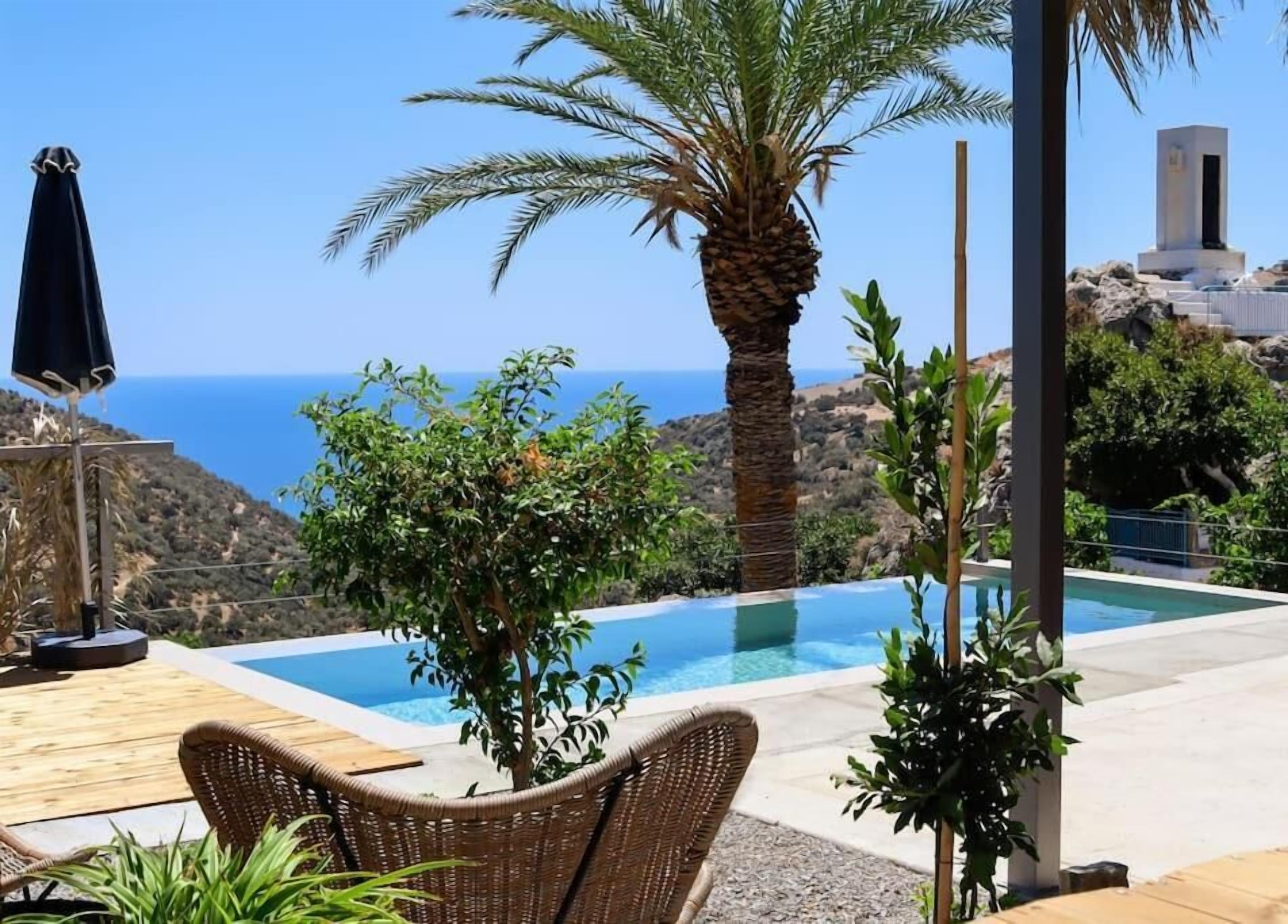 Talo, parveke, kaupunkinäköala | Uima-allas