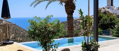 Talo, parveke, kaupunkinäköala | Uima-allas