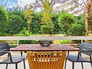 Outdoor dining - Vibrant Flat in Voula Center (Voula)