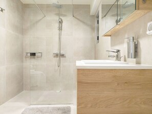 Shower, hair dryer, bidet, towels - Vibrant Flat in Voula Center (Voula)