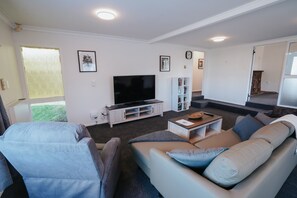 Smart TV, offices - Redwood Lodge Retreat by Aotearoa Airbnb Management (Rotorua)
