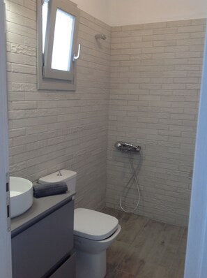 Shower, hair dryer, towels, soap - Liopi Village Andros B (Ormos Korthiou)